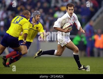 RUGBY IN TWICKENHAM ENGLAND V ROMANIA 17/11/2001 CHARLIE HODGSON ON SEIN WEG ZU SEINEM 2ND VERSUCHEN BILD DAVID ASHDOWN.RUGBY Stockfoto