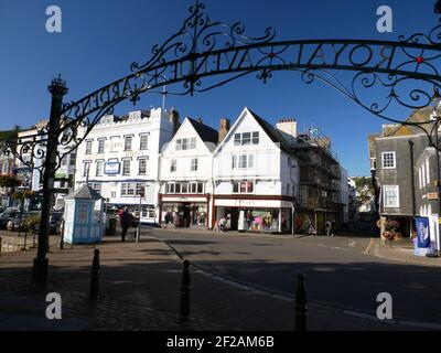 Das Royal Castle Hotel, Dartmouth, Devon, mit den schmiedeeisernen Toren der Royal Avenue Gardens im Vordergrund. Stockfoto