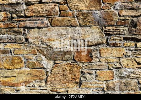 Textur aus Naturstein, Steinmauer, selektiver Fokus. Stockfoto