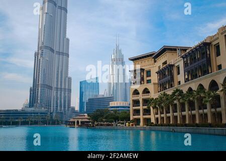 DUBAI, VEREINIGTE ARABISCHE EMIRATE - 10. FEBRUAR 2021: Bottom-up-Ansicht des Burj Khalifa im Kontrast zum blauen Himmel und den Wolken. Burj khalifa, der höchste BU Stockfoto