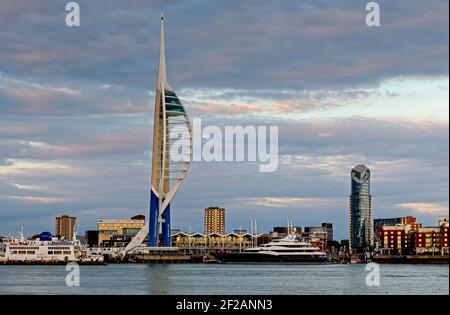 Spinnaker Tower und Gunwarf Quays im alten Portsmouth; Großbritannien Stockfoto