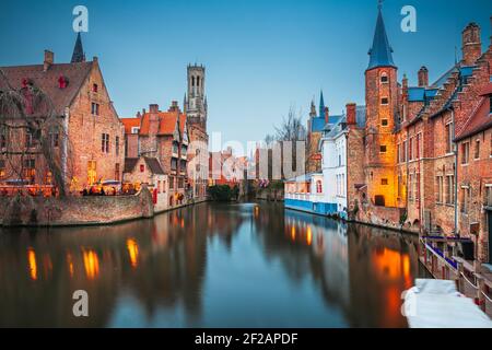 Brügge, Belgien Nachtszene am Rozenhoedkaai. Stockfoto