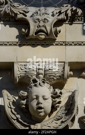 London, England, Großbritannien. St. Paul's Cathedral. Groteskes Gesicht und Cherub an der westlichen Fassade Stockfoto