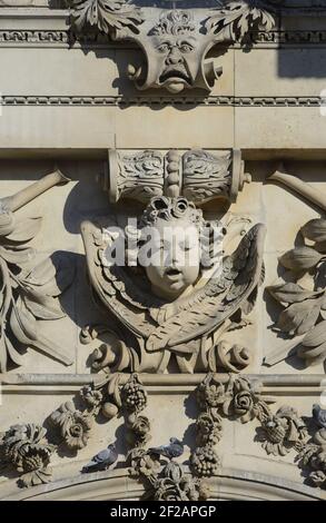 London, England, Großbritannien. St. Paul's Cathedral. Groteskes Gesicht und Cherub an der westlichen Fassade Stockfoto