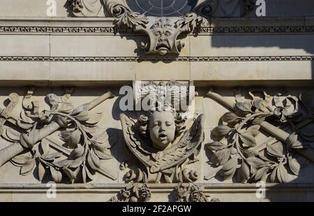 London, England, Großbritannien. St. Paul's Cathedral. Groteskes Gesicht und Cherub an der westlichen Fassade Stockfoto