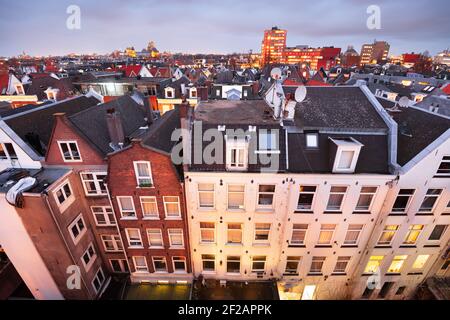 Amsterdam; Niederlande Blick auf das Stadtbild von de Pijp in der Abenddämmerung. Stockfoto