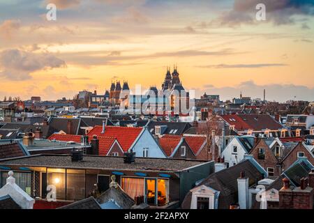 Amsterdam; Niederlande Blick auf das Stadtbild von de Pijp in der Abenddämmerung.