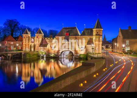 Amersfoort, Niederlande, am historischen Doppelport im Morgengrauen. Stockfoto