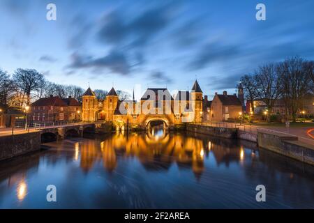 Amersfoort, Niederlande, am historischen Doppelport im Morgengrauen. Stockfoto