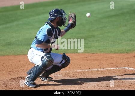 Dienstag, 9. März 2021; der Rochenfänger Kevan Smith (44) aus Port Charlotte, FL, fängt einen Ball während eines Baseballspiels im Charlotte Sports Complex. The Rays Beat the Red Sox 11-3 (Kim Hukari/Image of Sport) Stockfoto