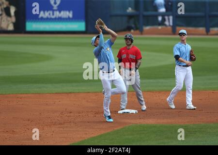 Dienstag, 9. März 2021; Port Charlotte, FL Tampa Bay Rays Shortstop Willy Adames (1) fängt während eines Baseballspiels im Frühjahr im Charlotte Sports Complex einen Auftritt ins Infield ein. The Rays Beat the Red Sox 11-3 (Kim Hukari/Image of Sport) Stockfoto