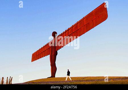 Datei Foto vom 21/1/1999 des Engels des Nordens. Die Skulptur wurde in einer Entscheidung, die Wahlkämpfer 'bestürzt' hat, für den Status "abgelehnt". Die Sir Antony Gormley-Struktur in Gateshead ist ab dem A1 für Fahrer sichtbar, die nach Tyneside fahren, und es gibt Befürchtungen, dass eine Straßenverbreiterung ihre Ansichten verderben könnte. Ausgabedatum: Donnerstag, 11. März 2021. Stockfoto