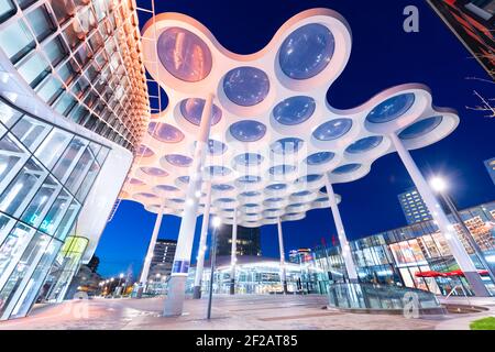 NIEDERLANDE - 28. FEBRUAR 2020: Bahnhof von Utrechter Centraal vom Bahnhofsplatz mit Einkaufszentrum Hoog Catharijne in der Dämmerung. Stockfoto