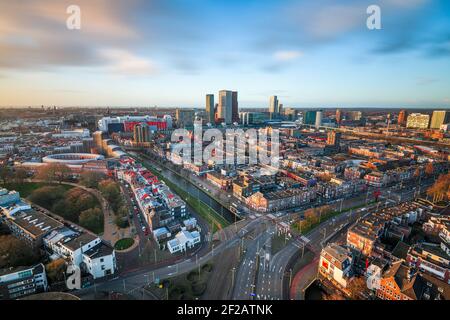 Den Haag, die Skyline der niederländischen Innenstadt bei Dämmerung. Stockfoto