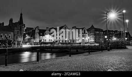 Historische Gebäude am Flussufer beleuchtet in der Nacht, Wasser von Leith, die Küste, Edinburgh, Schottland, VEREINIGTES KÖNIGREICH Stockfoto