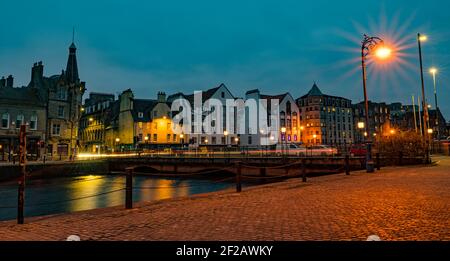 Historische Gebäude am Flussufer beleuchtet in der Nacht, Wasser von Leith, die Küste, Edinburgh, Schottland, VEREINIGTES KÖNIGREICH Stockfoto