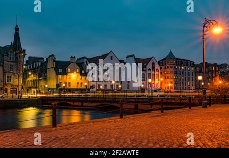 Historische Gebäude am Flussufer beleuchtet in der Nacht, Wasser von Leith, die Küste, Edinburgh, Schottland, VEREINIGTES KÖNIGREICH Stockfoto