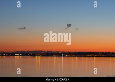 Malerischer Sonnenuntergang über Clontarf, einsame Wolken am Abendhimmel, Dublin, Irland Stockfoto