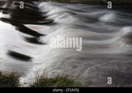 Wasserdurchfluss rechtzeitig stoppen Stockfoto