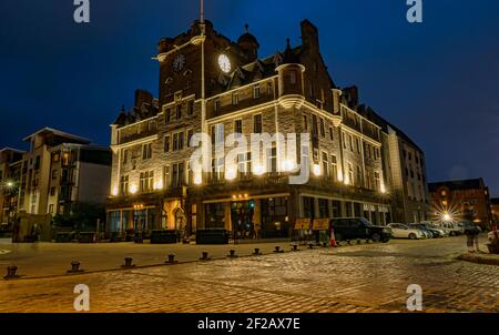 Historisches viktorianisches Gebäude jetzt Malmaison Hotel beleuchtet in der Nacht, Time Tower Place, Leith, Edinburgh, Schottland, VEREINIGTES KÖNIGREICH Stockfoto