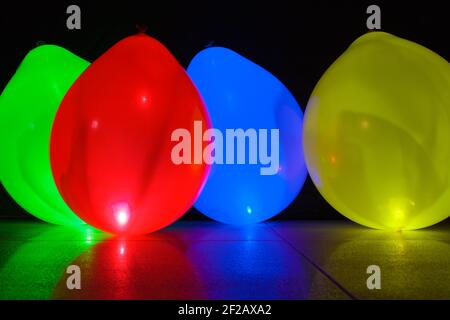 Luftballons, beleuchtete Ballone, 4 Ballone, grün, rot, Blau, gelb, xmas, Geburtstag, Feier, Bodengrund, Stockfoto