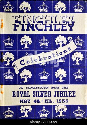 Das Cover des Buches: 'FINCHLEY CELEBRATIONS ROYAL SILVER JUBILEE May 4th - 12th, 1935 Dieses offizielle Souvenir-Handbuch wurde vom Finchley burgesses Committee veröffentlicht. Es war ein 132-seitiges Programm von Feiern in Finchley, London, England, Vereinigtes Königreich, um das Royal Silver Jubilee von König George V. zu feiern Stockfoto