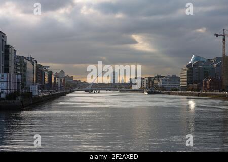 Panoramablick auf die Dublin Docklands, Nord- und Südseite und den Fluss Liffey. Coudy Himmel mit einigen Sonnenstrahlen nach unten Stockfoto