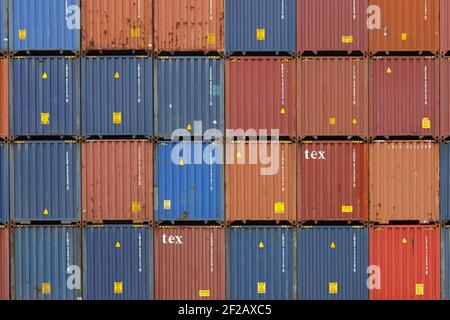 Stapel von Frachtcontainer im Hafen, bunte Wand von Frachtcontainern in der Werft. Nahtlose Textur Industrie Hintergrund, Dublin Port, Meer Stockfoto