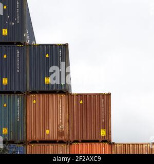 Stapel von Frachtcontainer im Hafen, bunte Wand von Frachtcontainern in der Werft. Nahtlose Textur Industrie Hintergrund, Dublin Port, Meer Stockfoto