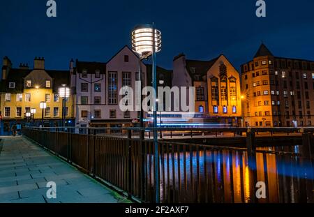 Nächtliche Brückenlichter im Art déco-Stil und historische Gebäude am Leith River, The Shore, Leith, Edinburgh, Schottland, VEREINIGTES KÖNIGREICH Stockfoto