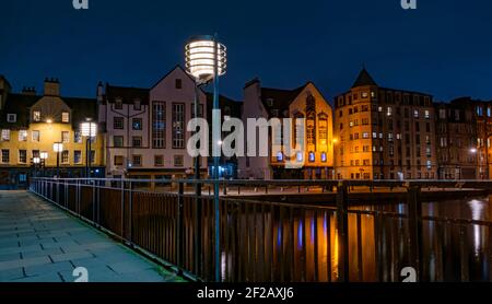 Nächtliche Brückenlichter im Art déco-Stil und historische Gebäude am Leith River, The Shore, Leith, Edinburgh, Schottland, VEREINIGTES KÖNIGREICH Stockfoto