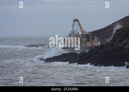 MV Alta Geisterschiffswrack an der felsigen Küste Irlands, Fischerboot auf felsiger Küste, Schiffswrack auf den Felsen gestrandet, Geisterschiff Stockfoto