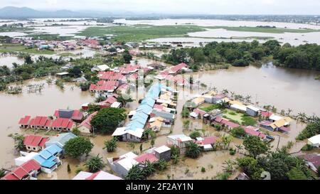 Makassar. März 2021, 11th. Luftaufnahme vom 11. März 2021 zeigt ein überflutetes Gebiet nach starken Regenfällen bei Antang in Makassar, Süd-Sulawesi, Indonesien. Quelle: Niaz Sharief/Xinhua/Alamy Live News Stockfoto