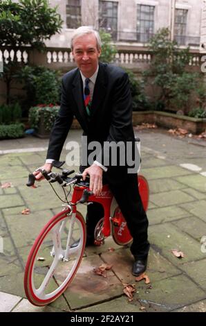 Jon Snow News Presenter Februar 99Journalist und Moderator von Channel Vier Nachrichten im Langham Hilton in London starten die Prutour 99 Radrennen Stockfoto