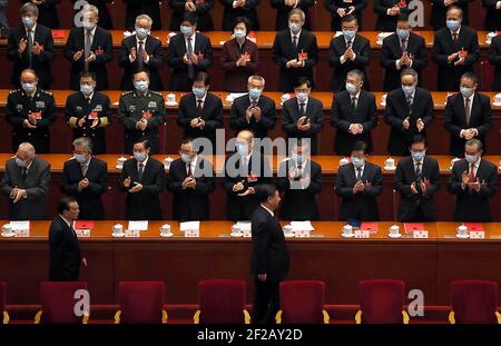 Peking, China. März 2021, 11th. Der chinesische Präsident Xi Jinping (Front-R) und Premierminister Li Keqiang (Front-L) werden von den Spitzenpolitikern begrüßt, als sie zur Abschlusssitzung der vierten Sitzung des Nationalen Volkskongresses 13th (NPC) am Donnerstag, dem 11. März 2021, in der Großen Halle des Volkes in Peking eintreffen. China billigte den Entwurf eines Beschlusses zur Überarbeitung des Hongkonger Wahlsystems, seinen jüngsten Schritt zur Verschärfung der Kontrolle über die Stadt, indem es die Resolution "Patrioten, die Hongkong regieren" im NPC verabschiedete. Foto von Stephen Shaver/UPI Kredit: UPI/Alamy Live Nachrichten Stockfoto