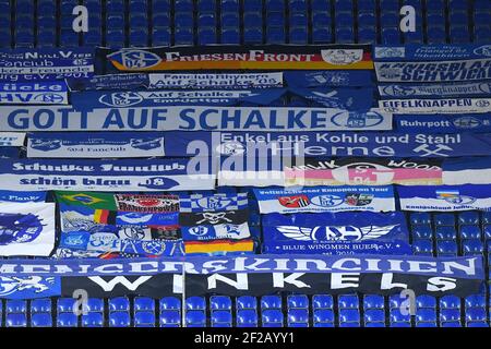 Gelsenkirchen Deutschland, 05,03.2021, Fußball: Bundesliga-Saison 2020/21,Spieltag 24, FC Schalke 04 (S04, blau) vs FSV Mainz 05 (FSV, rot) - Banner im Schalke-Fanblock die DFL-Vorschriften verbieten die Verwendung von Fotos als Bildsequenzen und/oder quasi-Video. Foto: Roy Gilbert / Revierfoto / Pool über kolvenbach Stockfoto