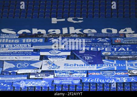 Gelsenkirchen Deutschland, 05,03.2021, Fußball: Bundesliga-Saison 2020/21,Spieltag 24, FC Schalke 04 (S04, blau) vs FSV Mainz 05 (FSV, rot) - Banner im Schalke-Fanblock die DFL-Vorschriften verbieten die Verwendung von Fotos als Bildsequenzen und/oder quasi-Video. Foto: Roy Gilbert / Revierfoto / Pool über kolvenbach Stockfoto