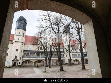 11. März 2021, Sachsen-Anhalt, Köthen: Blick auf den Innenhof des Schlosses Köthen. Ein Restaurator und Sammler historischer Tasteninstrumente stellt dem Schloss Köthen einen Teil seiner Sammlung zur Verfügung. Ab dem 16. Mai werden die Leihgaben in einer neuen Musicalien-Kammer ausgestellt. Foto: Jan Woitas/dpa-Zentralbild/dpa Stockfoto