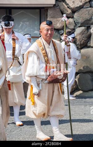 Shugenja Buddhistischer Pilger, der am Hiwatari Matsuri - Fire Walking Festival, Mount Takao, Hachioji, Japan, teilnimmt Stockfoto