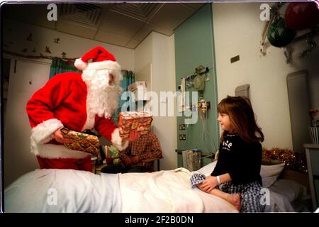 Weihnachtsbesuch des Vaters im Great Ormond Street Hospital. Bilder aufgenommen auf Parrot ward (neurochirurgische). Das Krankenhaus hatte zwei Pater Christmases auf Tour; dieser ist Peter Jardine, eine Senior Staff Nurse vom Cardiac Theatre. Bild zeigt die 7-jährige Gemma Hughes aus Wellingborough, die einen Wirbelsäulentumor hat. Stockfoto