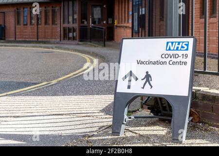 Chelmsford, Essex, Großbritannien. 11th. März 2021. Am 11th. März 2021 wird in South Woodham Ferrers, Chelmsford, Essex, ein neues Impfzentrum der NHS COVID-19 eröffnet. Das Personal und die Freiwilligen wollen bis zu 300 Personen pro Tag impfen, da das britische Impfprogramm mit dem Tempo weiterläuft. Quelle: Ricci Fothergill/Alamy Live News Stockfoto