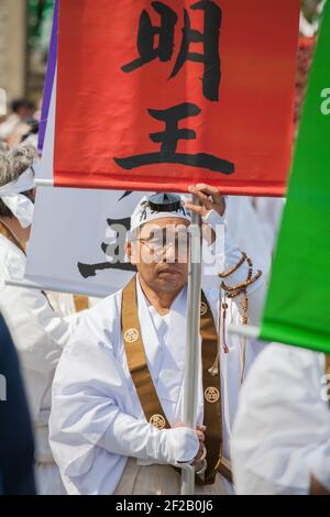 Yamabushi/Shugenja Pilger, die am Hiwatari Matsuri - Fire Walking Festival, Mount Takao, Hachioji, Japan teilnehmen Stockfoto