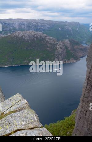 Blick auf den Lysefjord unten und die umliegenden Berge und Landschaft vom Aussichtspunkt Preikestolen in Stavanger, Norwegen aus gesehen. Stockfoto