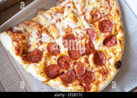 Familienpizza, halb oval, besteht aus zwei Arten, margarita, Pepperoni. Food Delivery Konzept, Take Away, italienische Küche, Fast Food, Zweisamkeit. Bis Stockfoto