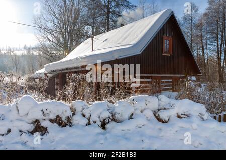 Traditionelle Holzhütte im Winter. Stockfoto