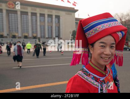 Peking, China. März 2021, 11th. Die Delegierten gehen nach dem Ende der Abschlusssitzung der vierten Sitzung des Nationalen Volkskongresses 13th (NPC), die am Donnerstag, den 11. März 2021, in der Großen Halle des Volkes in Peking stattfindet. China billigte den Entwurf eines Beschlusses zur Überarbeitung des Hongkonger Wahlsystems, seinen jüngsten Schritt zur Verschärfung der Kontrolle über die Stadt, indem es die Resolution "Patrioten, die Hongkong regieren" im NPC verabschiedete. Foto von Stephen Shaver/UPI Kredit: UPI/Alamy Live Nachrichten Stockfoto