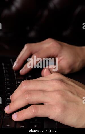 Weibliche Hände tippen auf Laptop-Tastatur Nahaufnahme. Stockfoto
