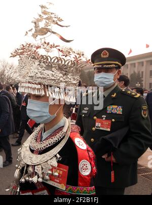 Peking, China. März 2021, 11th. Die Delegierten gehen nach dem Ende der Abschlusssitzung der vierten Sitzung des Nationalen Volkskongresses 13th (NPC), die am Donnerstag, den 11. März 2021, in der Großen Halle des Volkes in Peking stattfindet. China billigte den Entwurf eines Beschlusses zur Überarbeitung des Hongkonger Wahlsystems, seinen jüngsten Schritt zur Verschärfung der Kontrolle über die Stadt, indem es die Resolution "Patrioten, die Hongkong regieren" im NPC verabschiedete. Foto von Stephen Shaver/UPI Kredit: UPI/Alamy Live Nachrichten Stockfoto