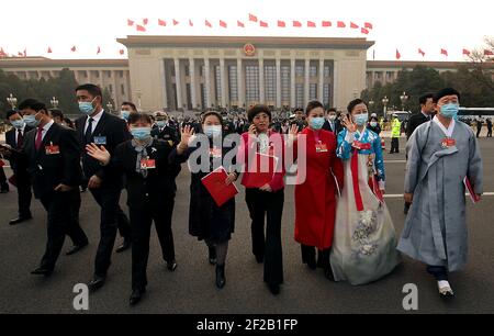 Peking, China. März 2021, 11th. Die Delegierten gehen nach dem Ende der Abschlusssitzung der vierten Sitzung des Nationalen Volkskongresses 13th (NPC), die am Donnerstag, den 11. März 2021, in der Großen Halle des Volkes in Peking stattfindet. China billigte den Entwurf eines Beschlusses zur Überarbeitung des Hongkonger Wahlsystems, seinen jüngsten Schritt zur Verschärfung der Kontrolle über die Stadt, indem es die Resolution "Patrioten, die Hongkong regieren" im NPC verabschiedete. Foto von Stephen Shaver/UPI Kredit: UPI/Alamy Live Nachrichten Stockfoto