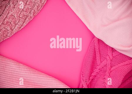 Rahmen aus rosa Pullovern mit Platz für Text, Damenaccessoires, warme Kleidung für Herbst oder Winter Stockfoto